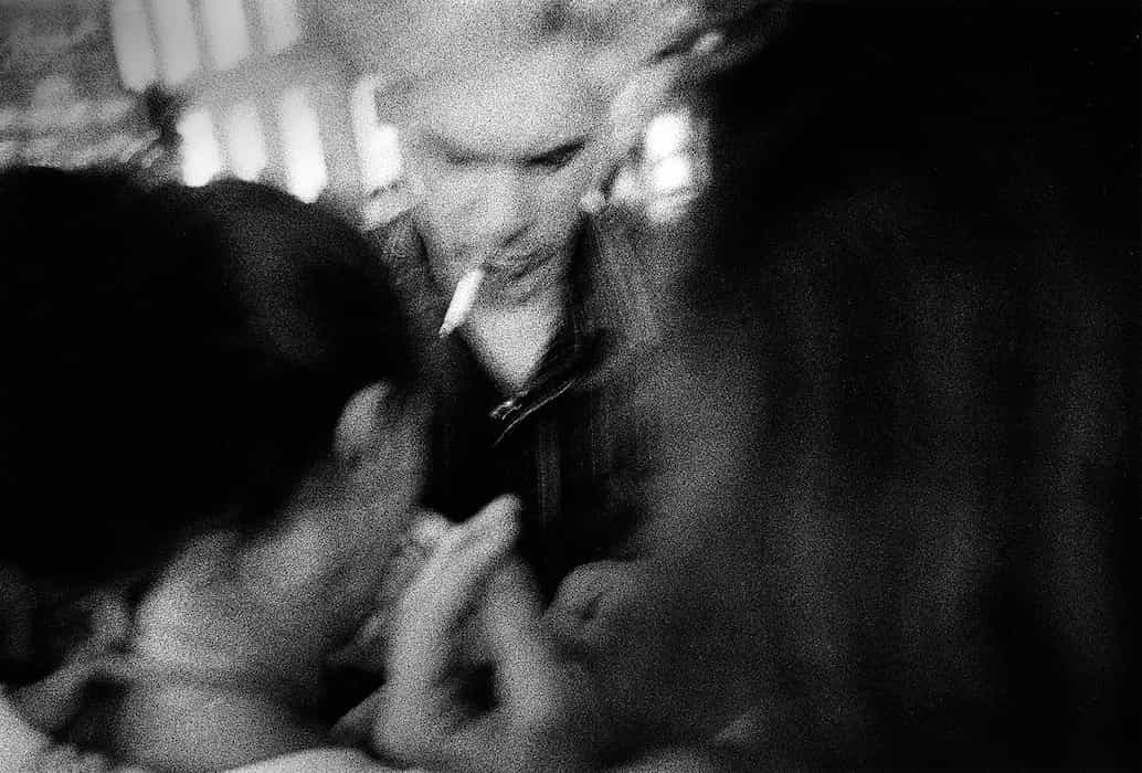 photographie noir et blanc d'une une portière de voiture donnant sur un bâtiment © francois nussbaumer