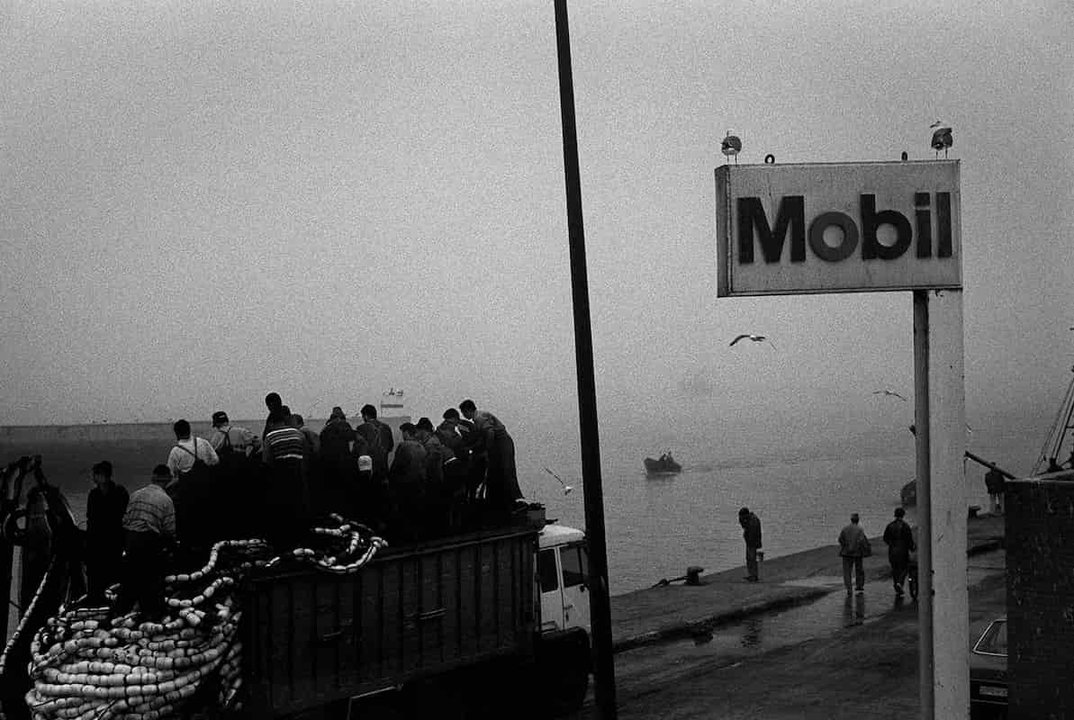 photographie noir et blanc d'un cable électrique dans le désert © francois nussbaumer