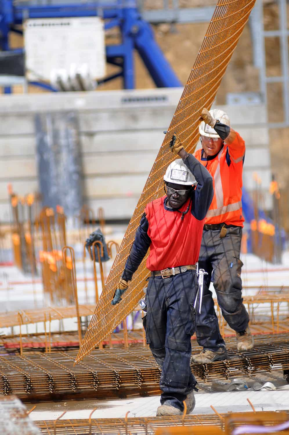 photographie corporate de 2 coffreurs transportant du matériel de coffrage © francois nussbaumer