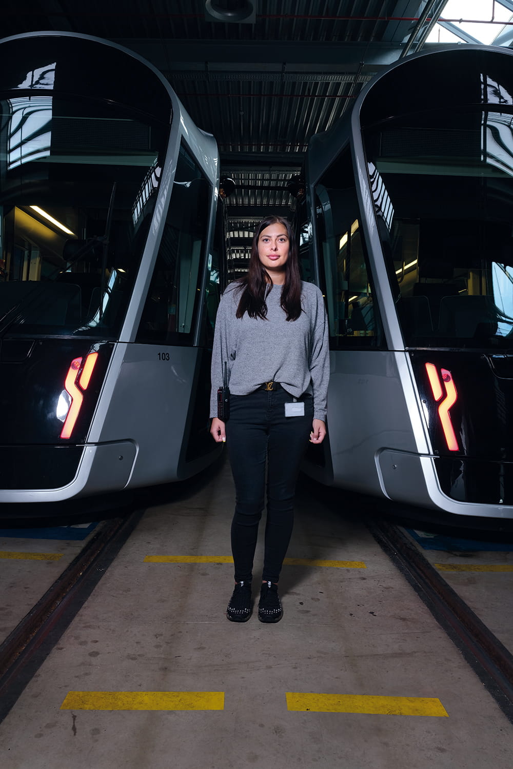 photographie corporate d'une femme entre deux trams © francois nussbaumer