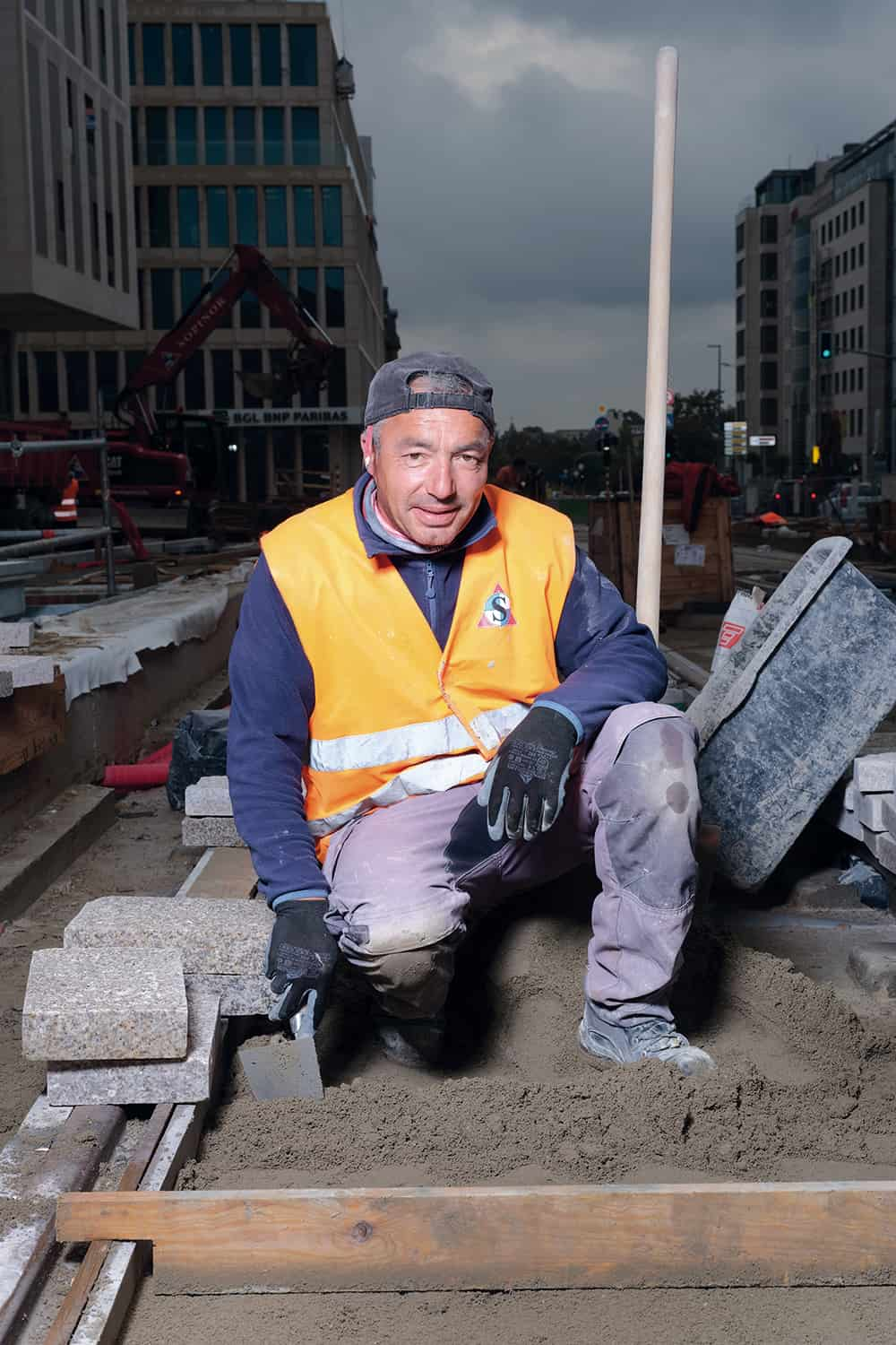 Homme photographié sur le chantier du tram à Luxembourg © francois nussbaumer