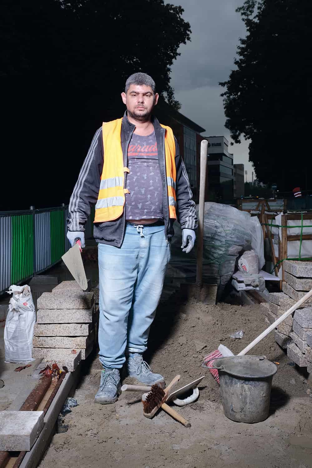 Homme photographié sur le chantier du tram à Luxembourg © francois nussbaumer