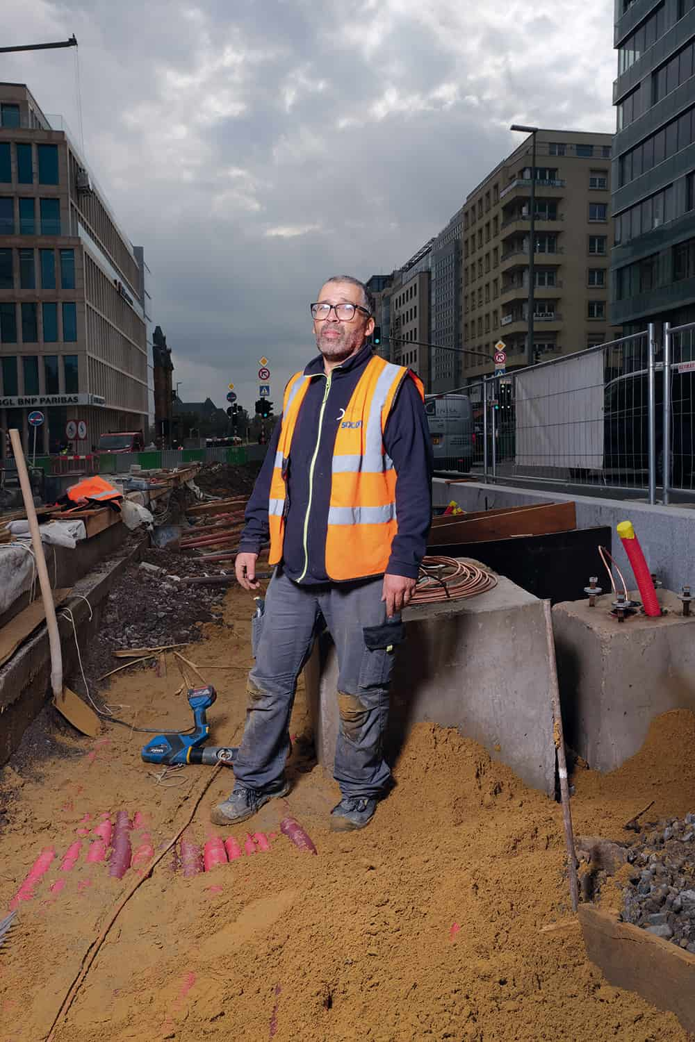 Homme photographié sur le chantier du tram à Luxembourg © francois nussbaumer