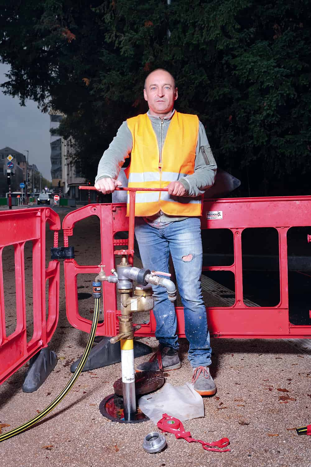 Homme photographié sur le chantier du tram à Luxembourg © francois nussbaumer