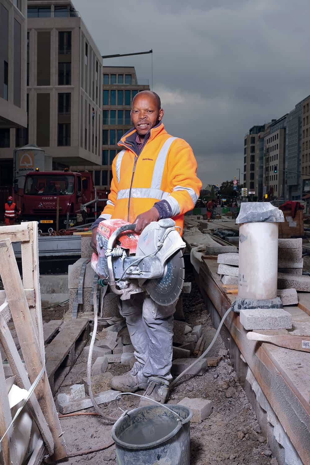 Homme photographié sur le chantier du tram à Luxembourg © francois nussbaumer