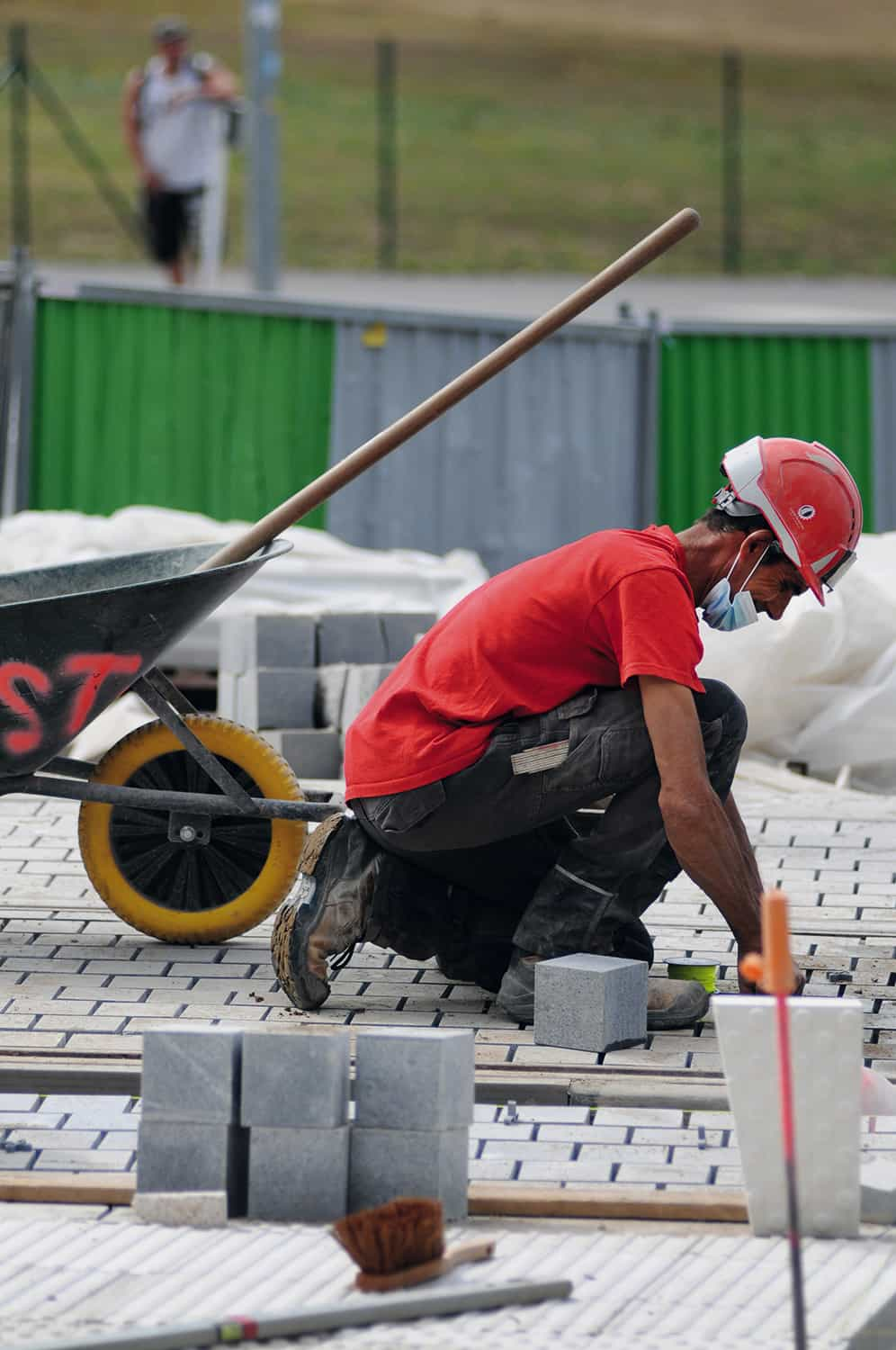 Homme posant des pavés sur un chantier © francois nussbaumer