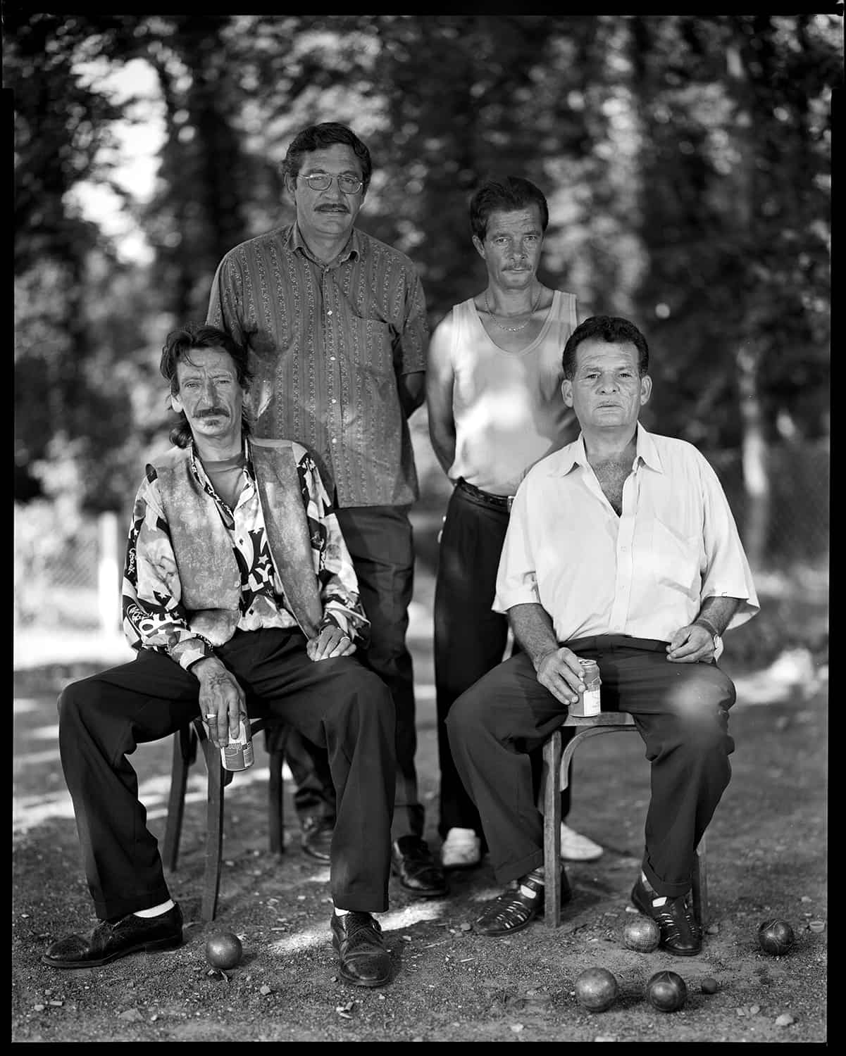 photo noir et blanc de gitans au niveau d'un terrain de pétanque © francois nussbaumer