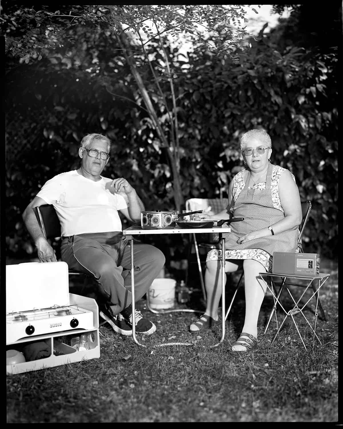photo noir et blanc d'un de pique-niqueurs sur un emplacement de camping © francois nussbaumer