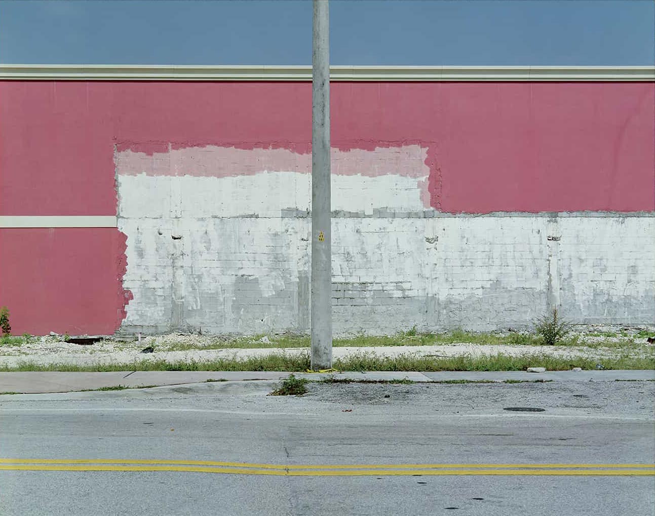 photographie d'un mur rose le long d'une rue © francois nussbaumer