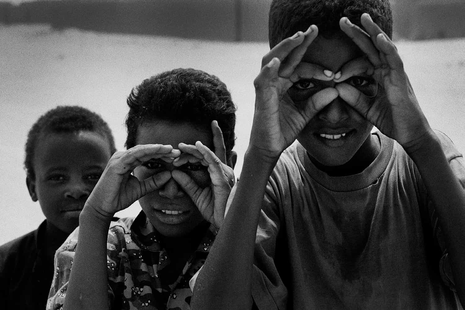 photographie d'enfants africains en noir et blanc © francois nussbaumer